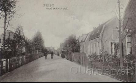 Doornweg, v.-1906-001.jpg - Van Doornweg, tegenwoordig Antonlaan. Van Doorn was ruim 40 jaar gemeente-opzichter in Zeist. Na de reconstructie ging de van Doornweg op in de Antonlaan. Gezicht vanaf de Jagerlaan, richting Steinlaan. Opname van 1906.